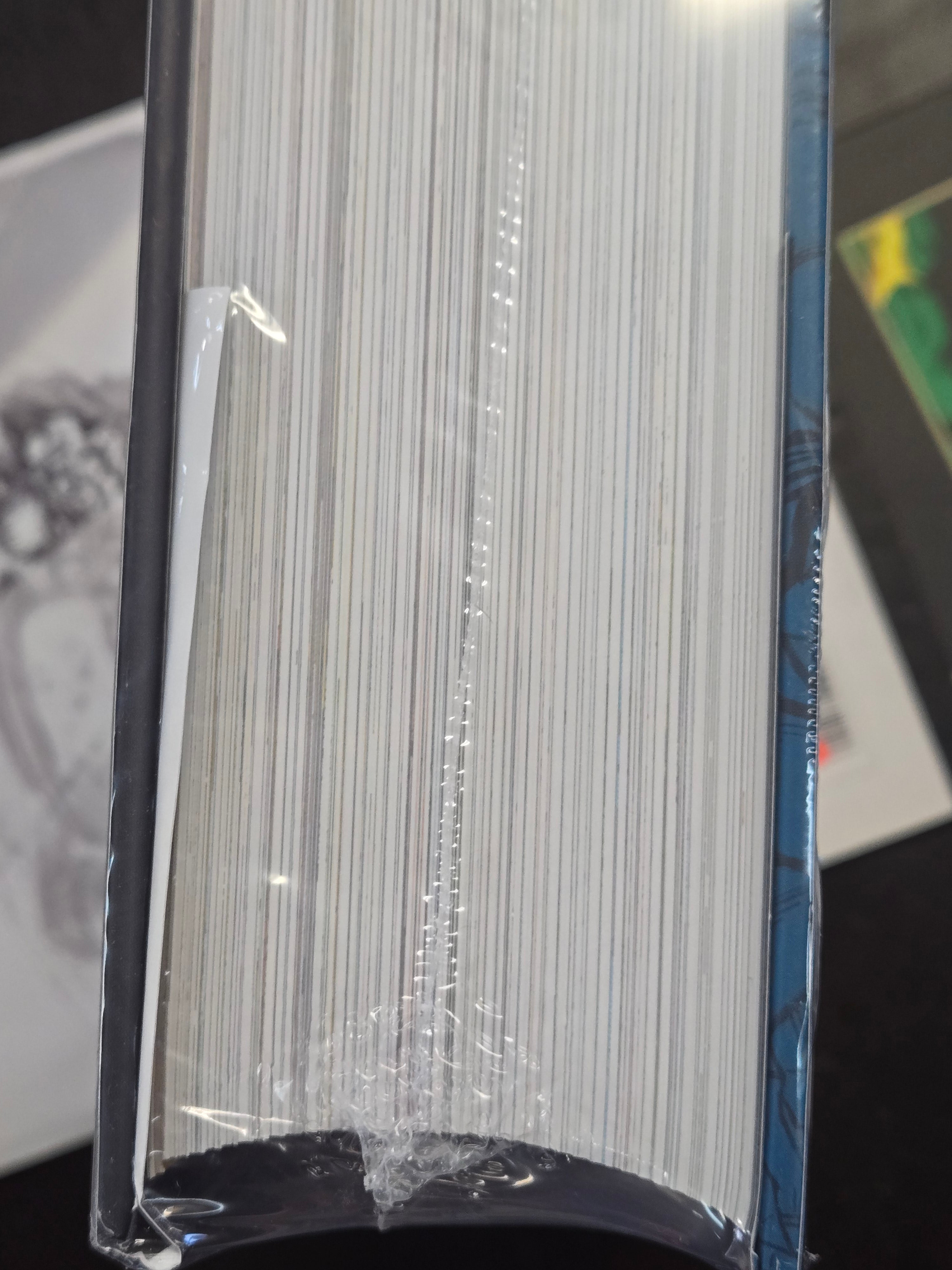 Invincible Omnibus Hardcover Vol 01 - DAMAGED | BD Cosmos