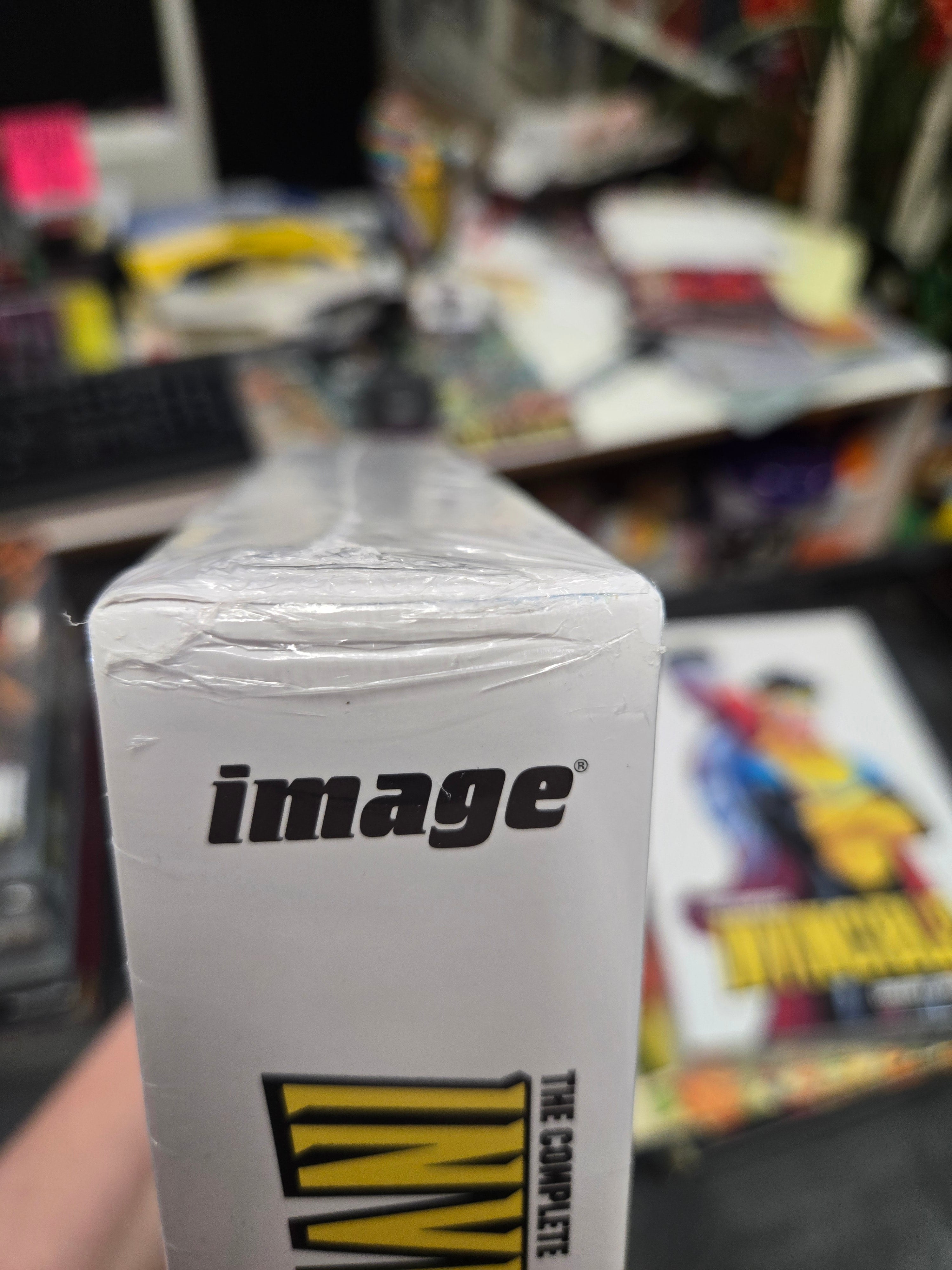 Complete Invincible Library Hardcover Volume 03 - Damaged Slipcase | BD Cosmos
