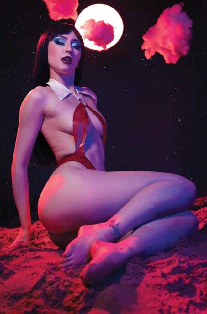 Vampirella Paradise #1 DYNAMITE L 1:10 Cosplay Virgin 11/18/2026 | BD Cosmos