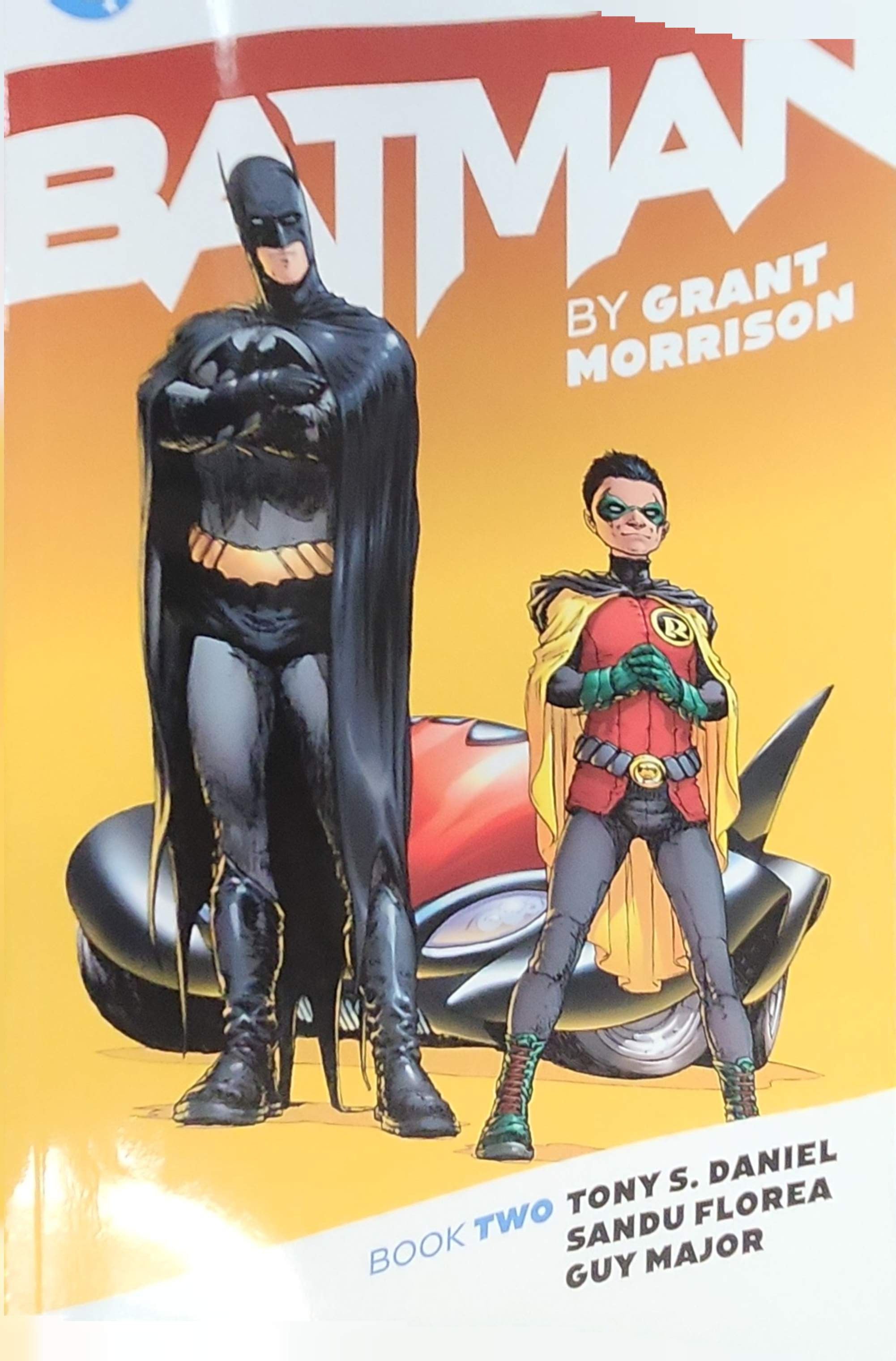 Batman by Grant Morrison Book Two - DAMAGED | BD Cosmos