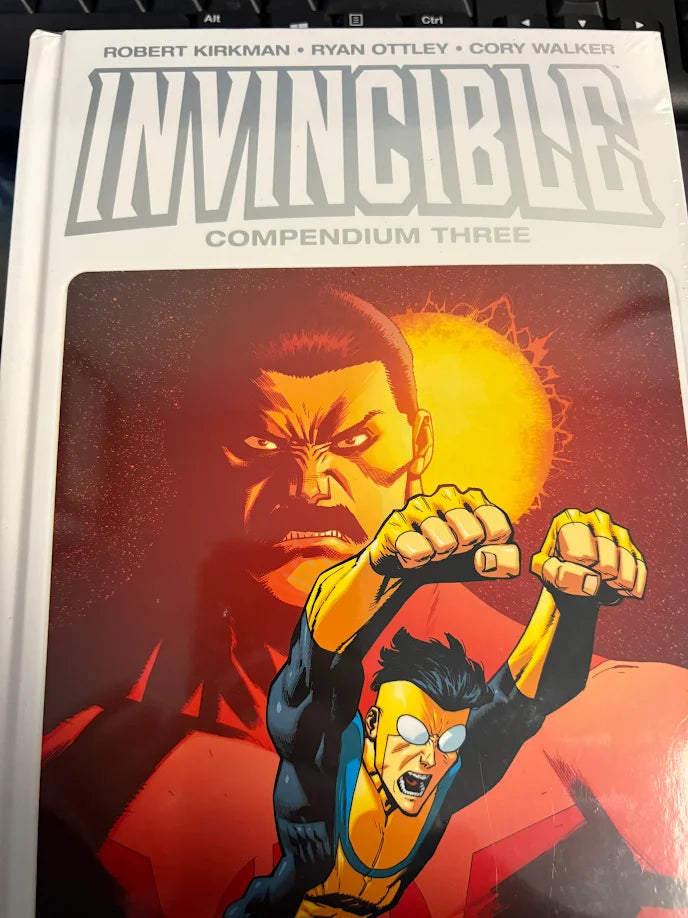 Invincible Compendium Hardcover Vol03 - Damaged | BD Cosmos